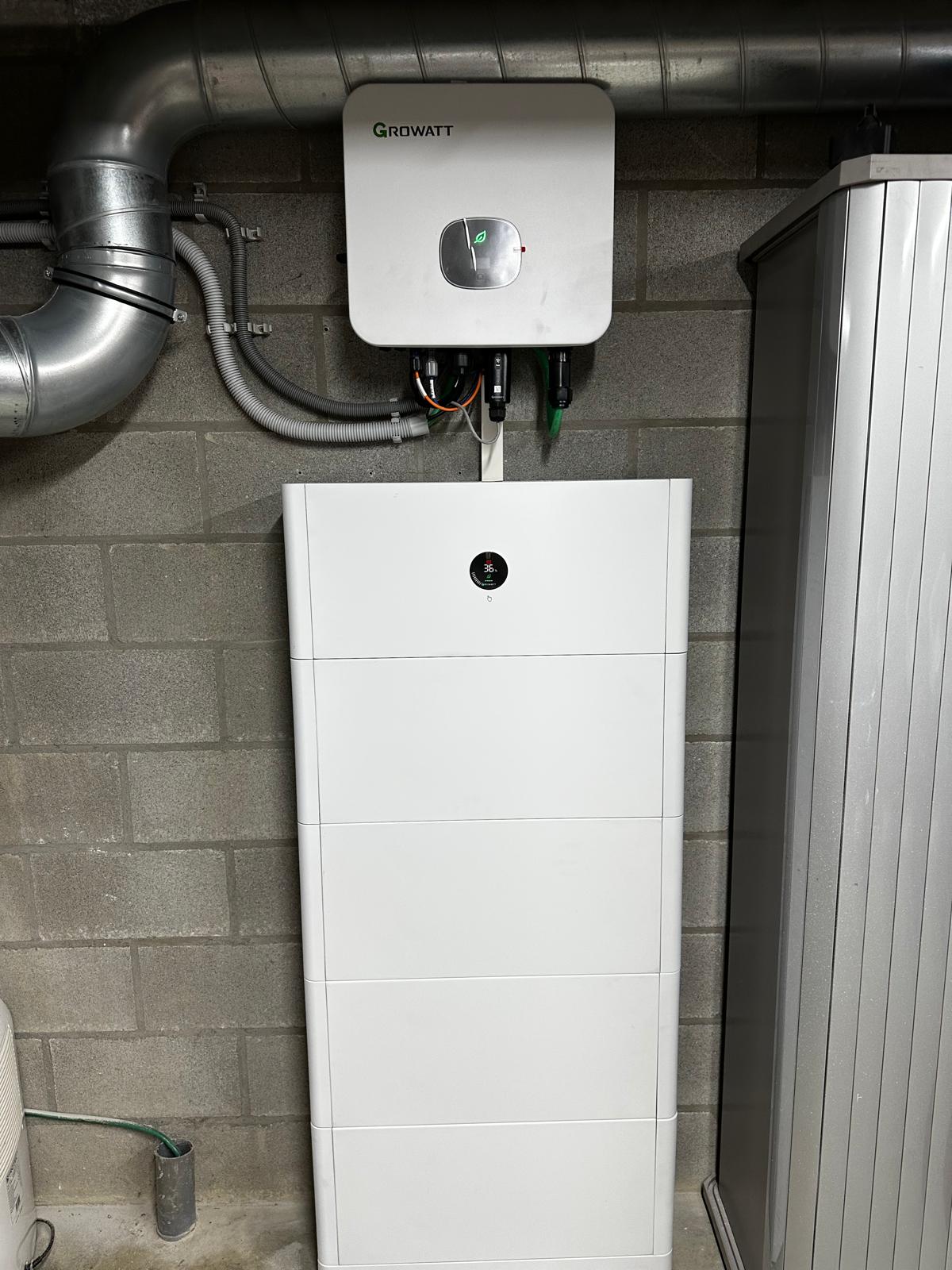 Growatt thuisbatterij met omvormer geplaatst in een technische ruimte