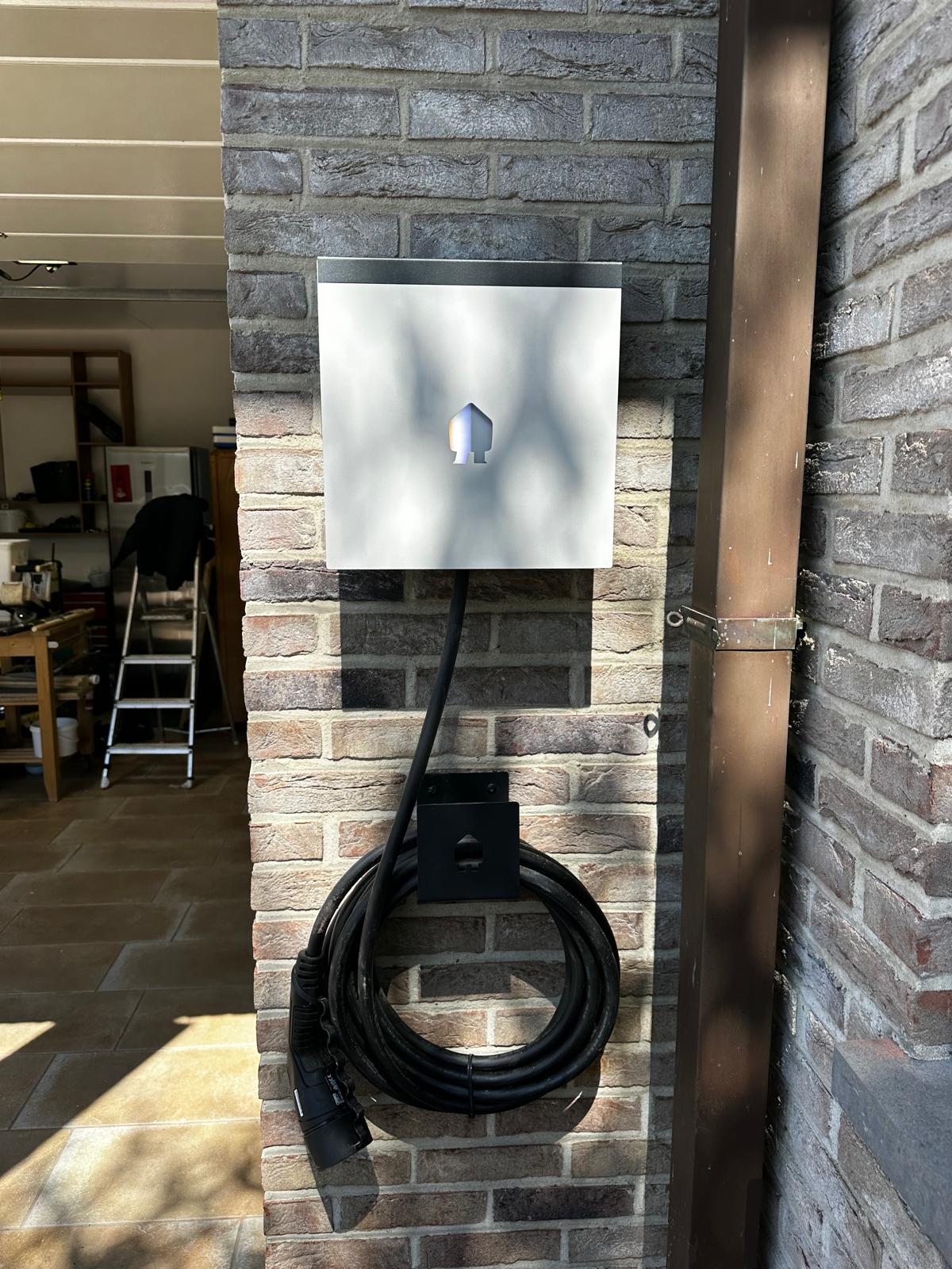 Laadpaal aan een woning met elektrische wagen